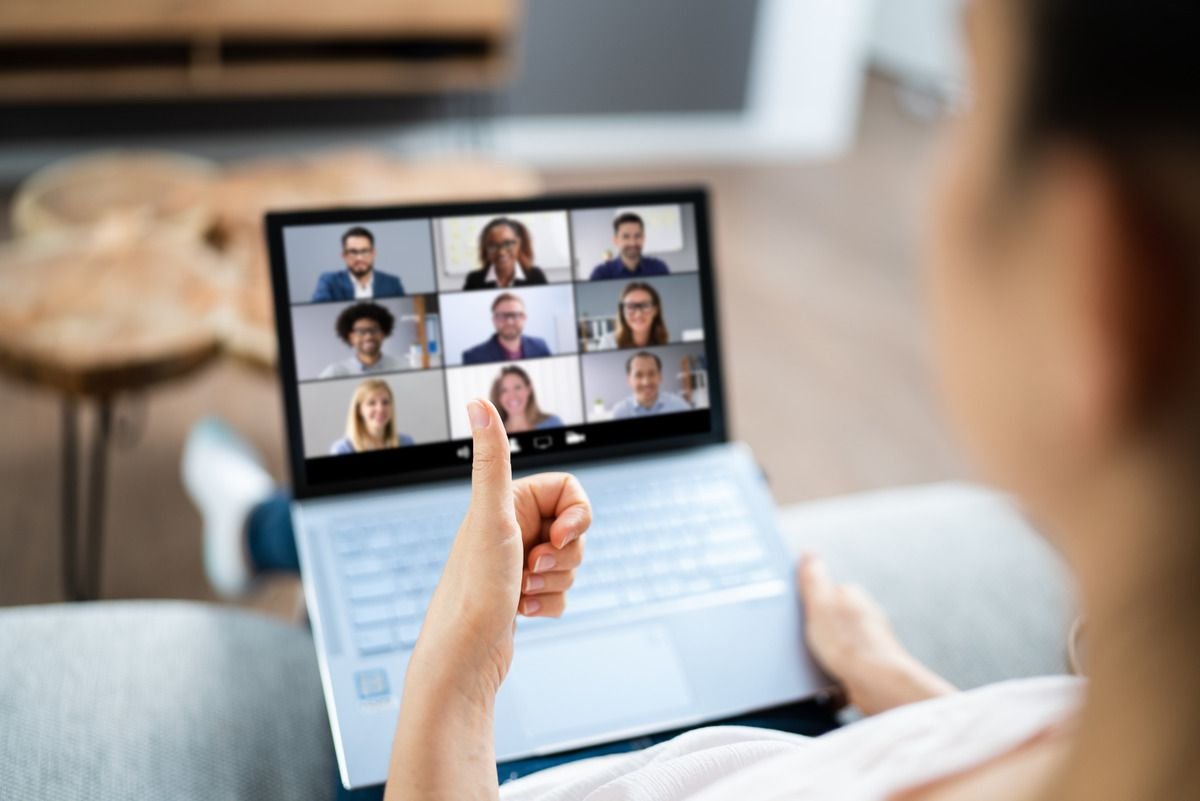 Aluna acompanhando uma aula ao vivo em videochamada pelo notebook