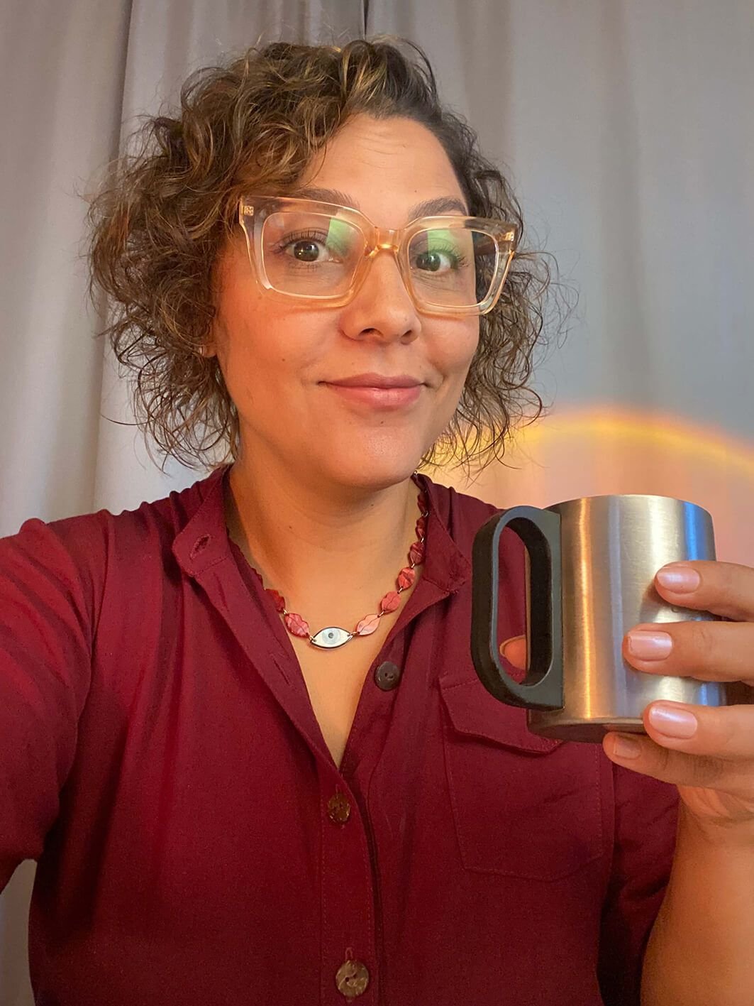 Ju Bella, professora de inglês, sorrindo de braços na cintura